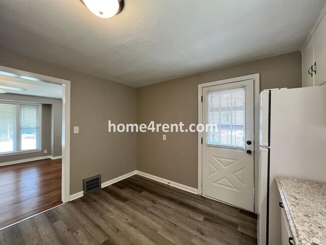 Building Photo - Cozy Ranch Style Home in KCMO w/ Wood Floors and a Fenced in Yard!