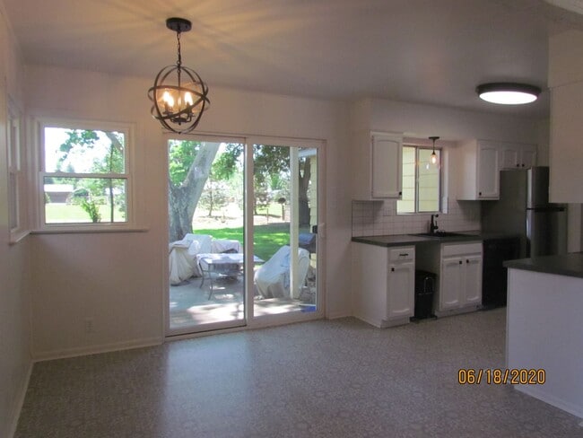Building Photo - Roommate Needed for 3 Bed Home Close to Bo...