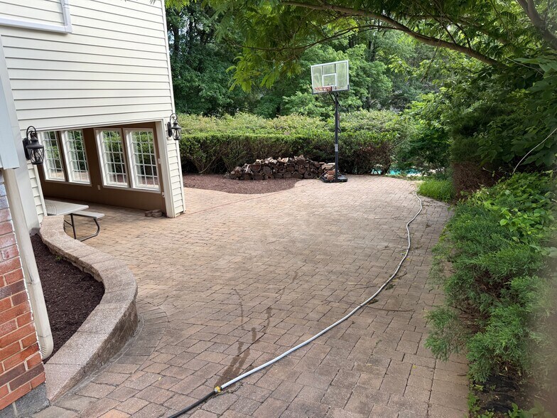 Building Photo - 10225 Tamarack Dr