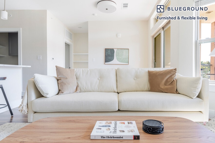 Building Photo - 1501 W Howard Ln