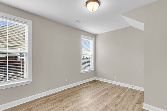 Building Photo - 687 Black Pine Rd
