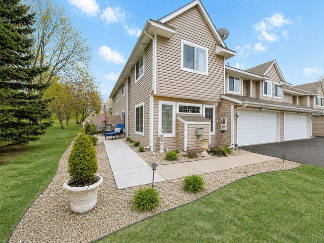 Building Photo - Stunning 2-Level Townhome with Vaulted Ceiling in Champlin!!