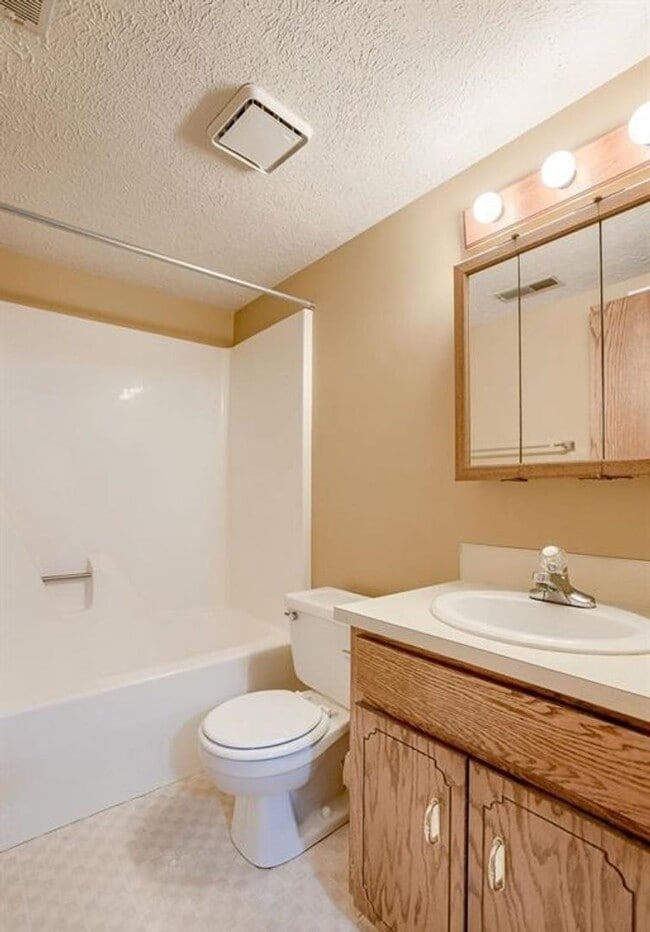 Building Photo - Townhome Available in Bellevue