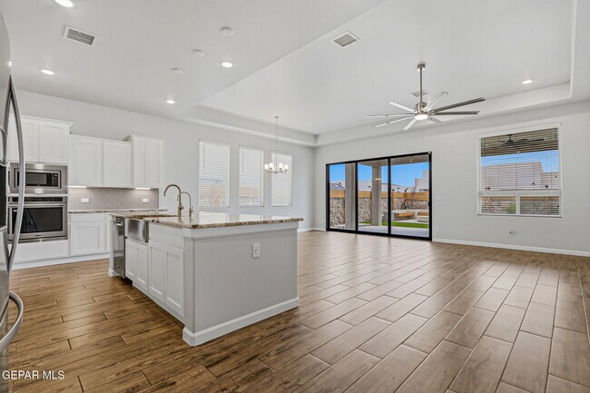 Building Photo - 253 Emerald Sun Dr