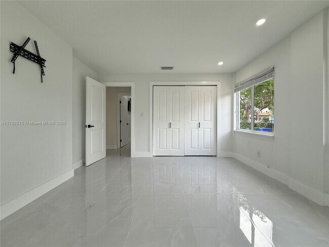 Building Photo - 927 SW 18th Ave