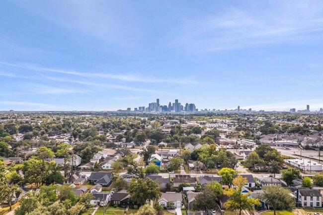 Primary Photo - 319 Moody St