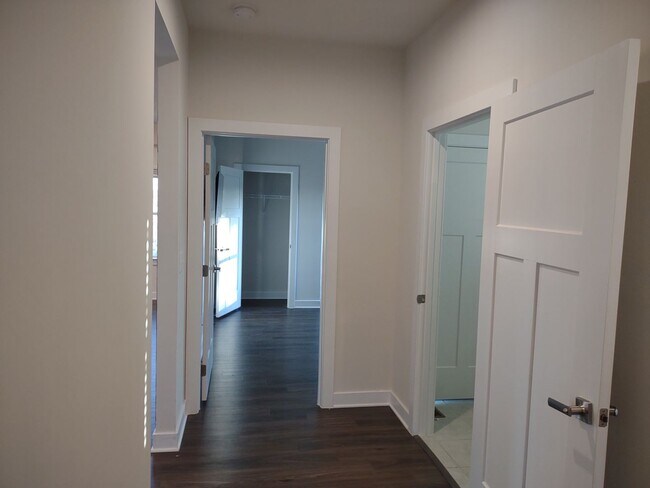 Building Photo - $300 OFF THE FIRST FULL MONTH's RENT!!! Su...