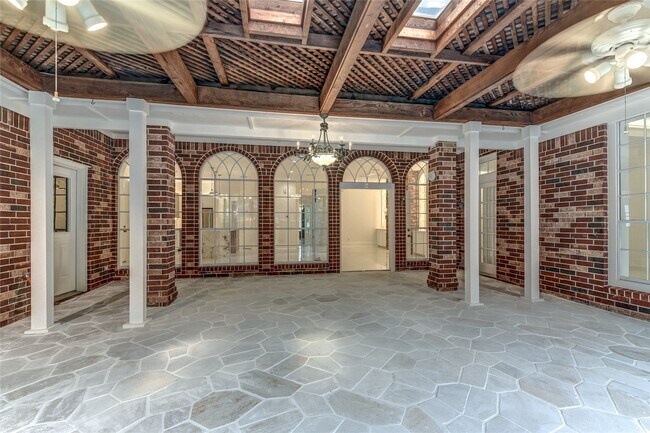 Building Photo - 90 Heathrow Ln