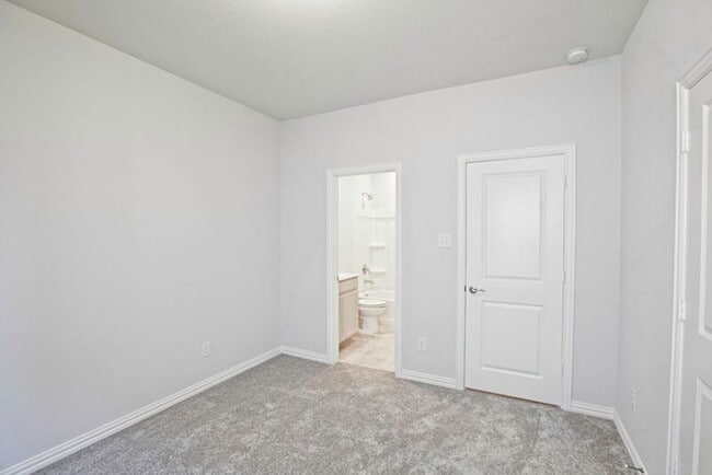 Building Photo - 625 Hidden Cove Dr