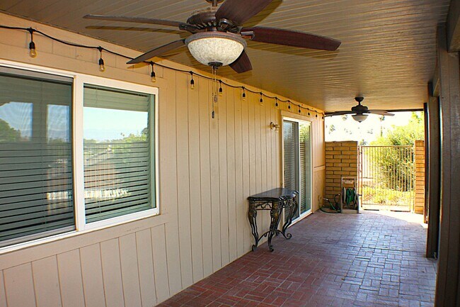 Building Photo - Stunning 3 bed, 2 bath Townhome for Rent.