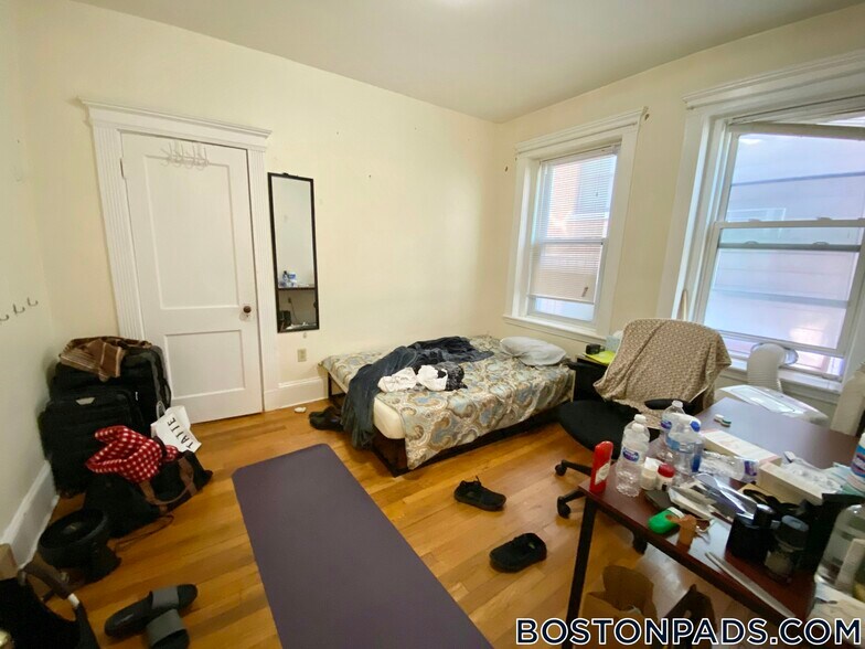 Building Photo - 463 Park Dr