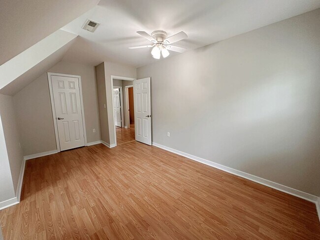 Building Photo - Updated Home in the Heart Of Chesterfield
