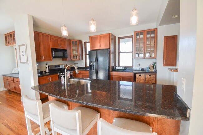 Building Photo - Updated Home with Pond Views in NW Rochester location!