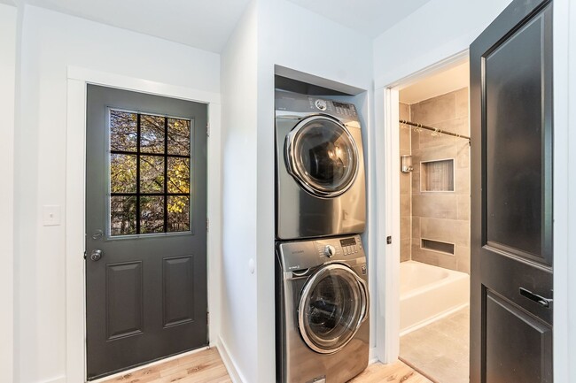 Building Photo - Two Bedroom Home