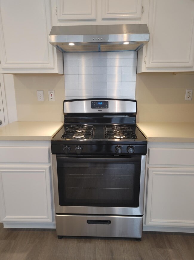 Gas stove/ oven range - 17528 Yellowwood Way