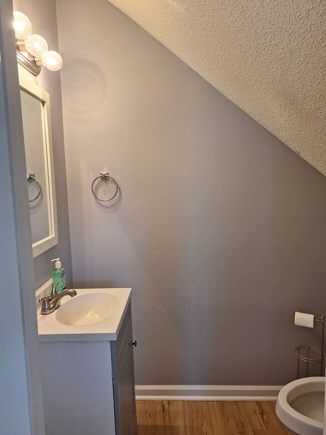 Building Photo - Wonderful Four Bedroom Home in Northeast C...
