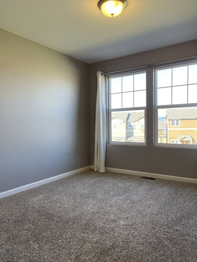 Building Photo - Spacious Two-Story Townhouse