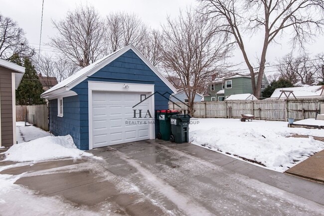 Building Photo - Updated Craftsman Living: 2BR/2BA + Den in NW Rochester