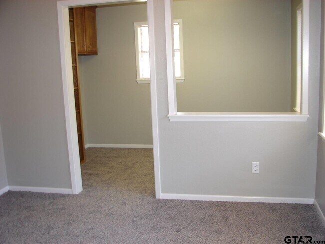 Building Photo - 423 Top Hill Dr