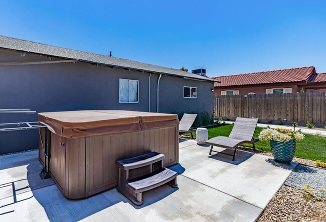 Building Photo - Karin's Kottage-New 2 Bedroom/2 Bath Furnished or Unfurnished Oasis for Lease