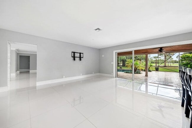 Building Photo - 417 N Country Club Dr