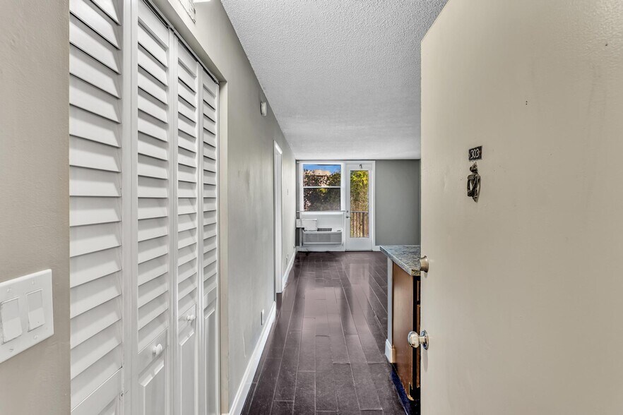 Building Photo - 2701 Riverside Dr