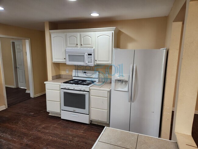 Building Photo - Great Family Home!  4BR 2 BA