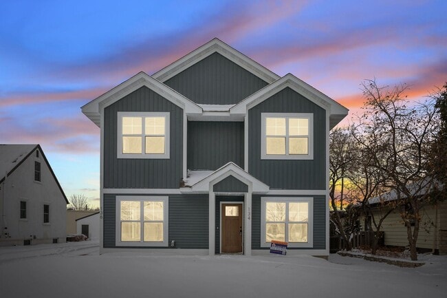 Building Photo - 423 12th Ave N