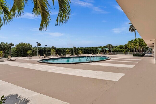 Building Photo - 400 Kings Point Dr