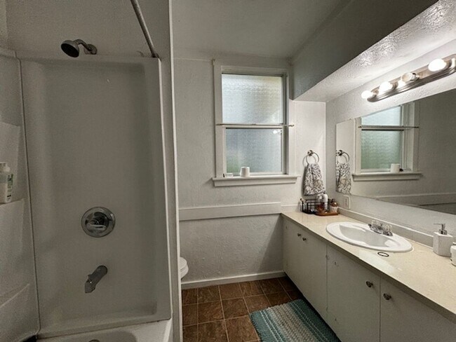 Building Photo - 6 Bedroom Lettered Streets House---Plank F...