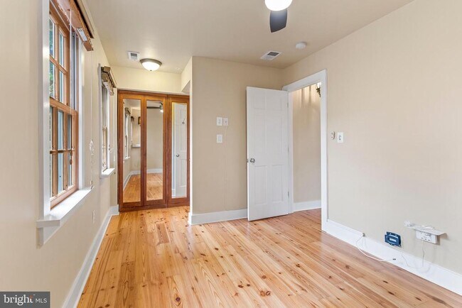 Building Photo - 220 Hollis Alley