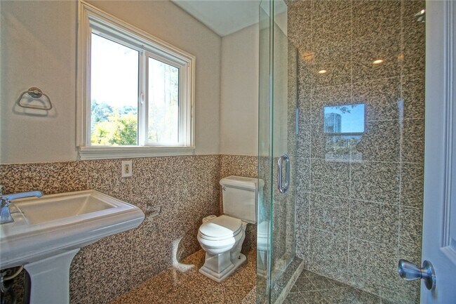 Building Photo - 3915 Fredonia Dr