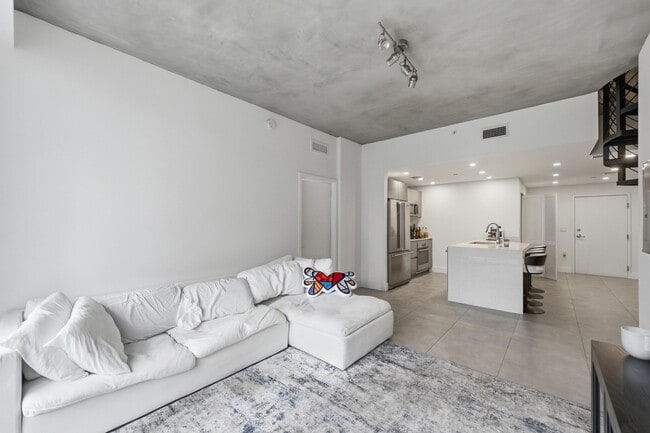 Building Photo - 13800 Highland Dr