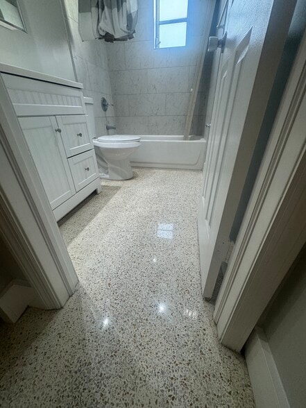 Building Photo - 454 Grand Canal Dr