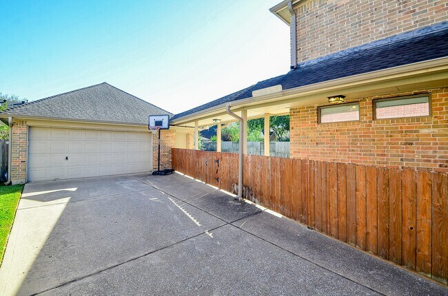 Building Photo - 5615 Bent Arbor Ln