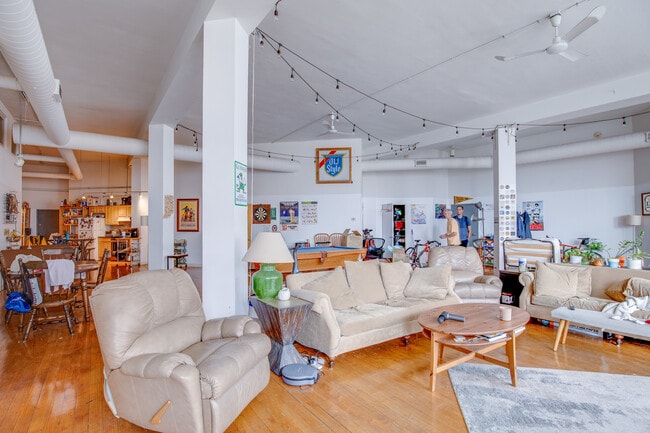 Building Photo - 1278 N Milwaukee Ave