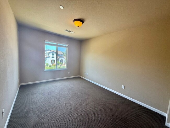 Building Photo - Charming 4 Bedroom Home in Springlake