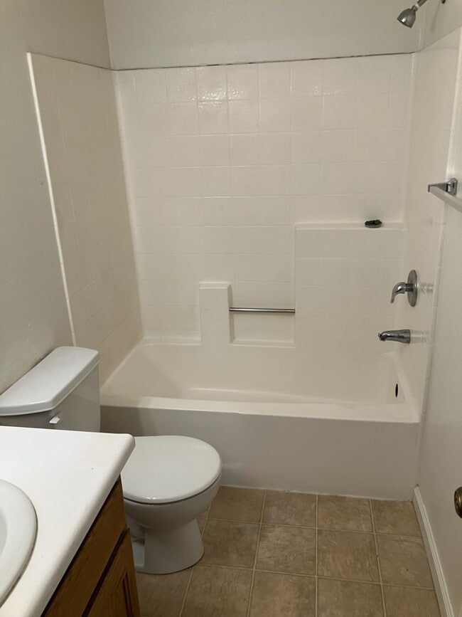 Building Photo - Two bedroom condo