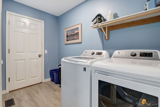 Building Photo - Fully Furnished Three Bedroom Executive Re...