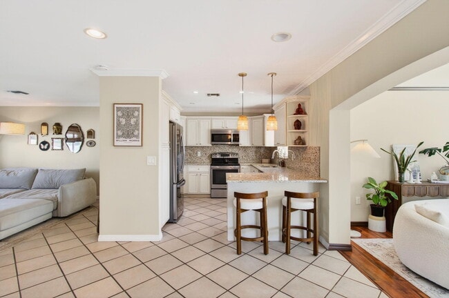 Building Photo - 301 SE 8th Ave