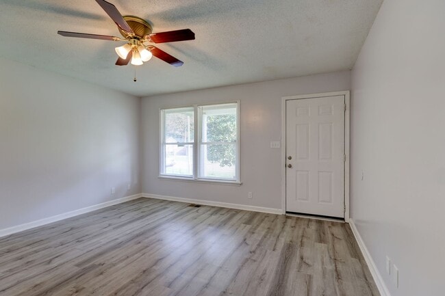 Building Photo - 204 Bob White Dr