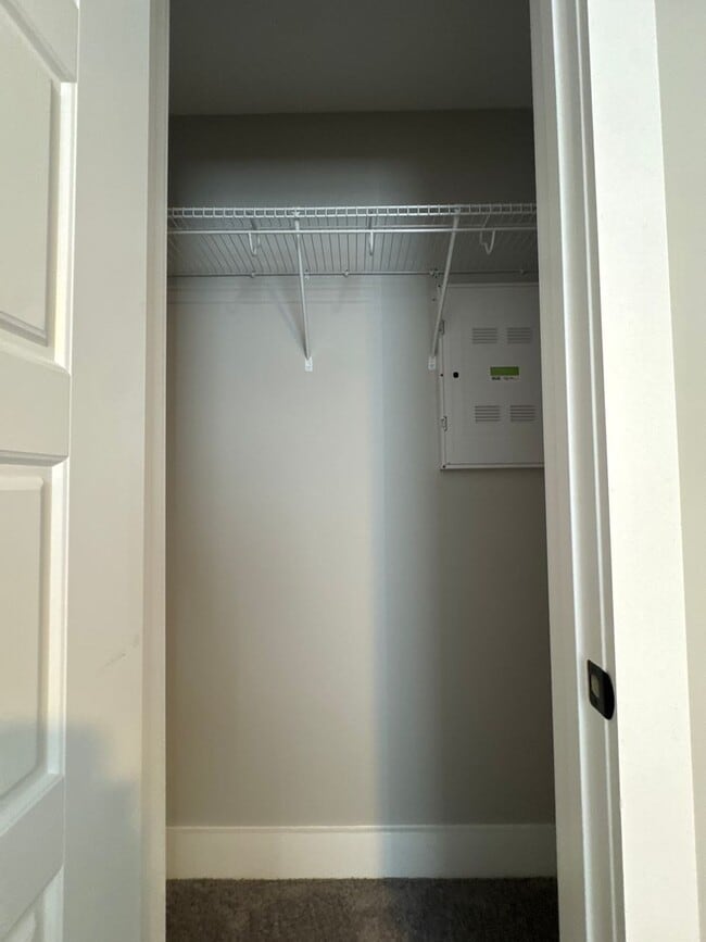 Building Photo - Newer End-Unit Townhome in Gated 11 South Community