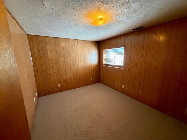 Building Photo - Spacious 4 Bed, 2 Bath Home with Fenced Yard