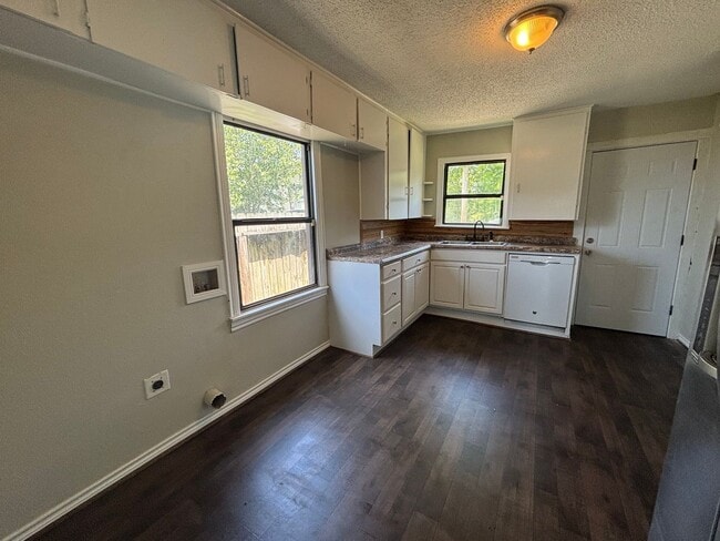 Building Photo - Lovely 3 Bedroom 1 Bathroom Home For Rent