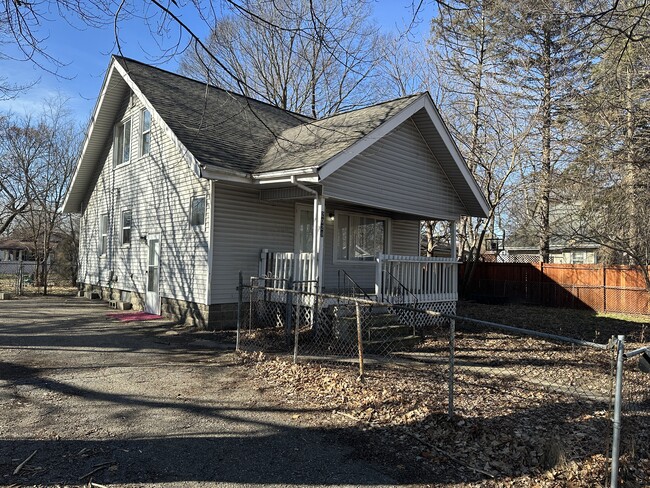 Building Photo - 2029 Cartier St
