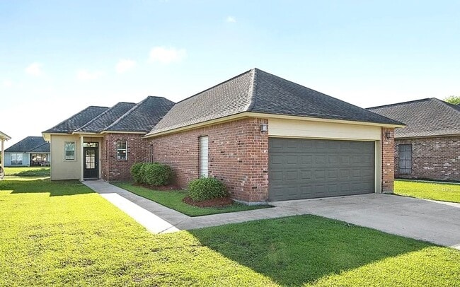 Primary Photo - Lakefront Charm Near LSU – 3 Bed, 2 Bath w...