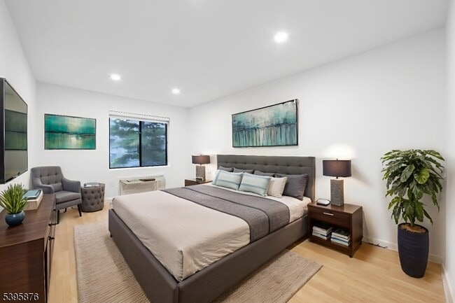 Building Photo - 850 Main St