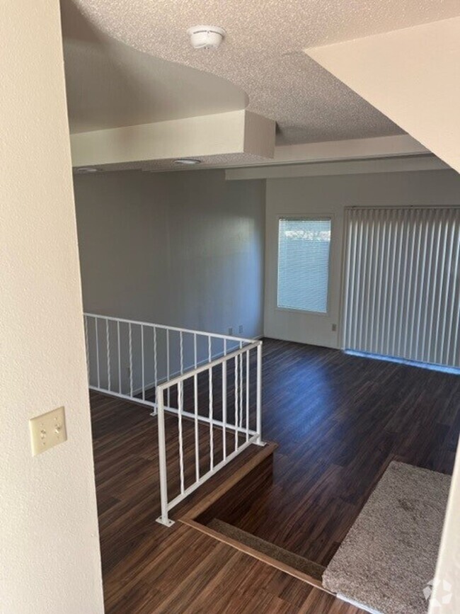 Building Photo - FREE RENT - 2x1 Townhome on Miller St S