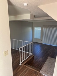 Building Photo - FREE RENT - 2x1 Townhome on Miller St S