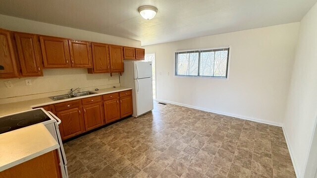 Building Photo - 3665 Ashway Dr